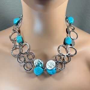 Chic Silver Hammered Disc & Turquoise Stone Necklace